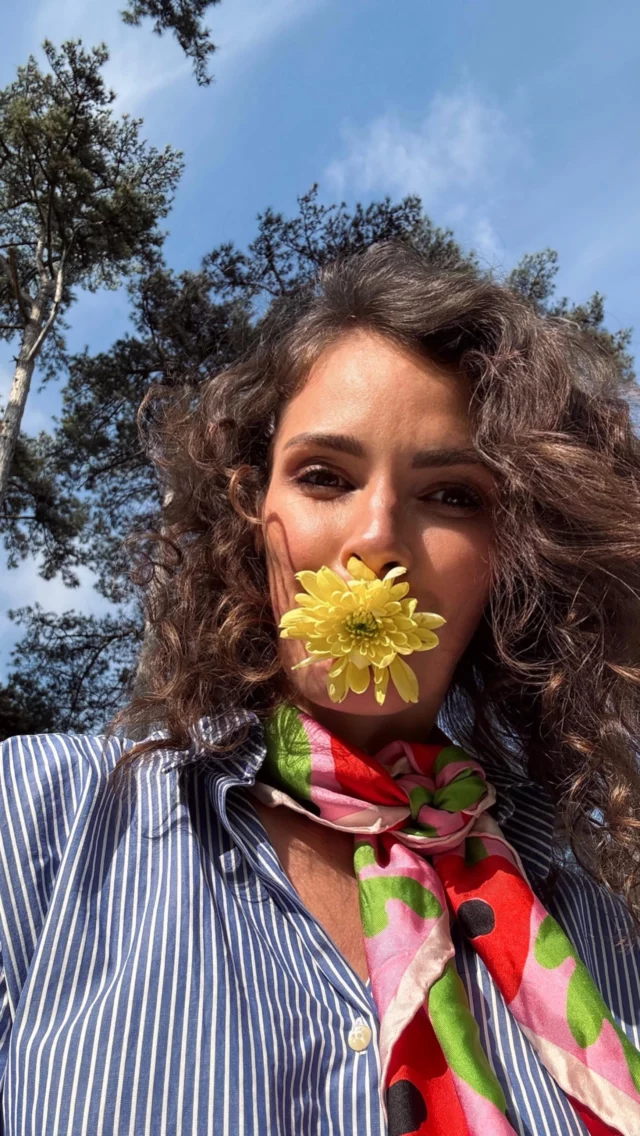 RAYONNE, SIMPLEMENT 💫☀️

Parfois, on pense qu’il faut accomplir des choses incroyables pour impacter le monde…
Mais la vérité, c’est que le simple fait d’être authentique, humble et présent suffit déjà à rayonner.

Pas besoin de grands discours, pas besoin de prouesses spectaculaires.
Juste écouter, vraiment écouter, peut apaiser un cœur.
Juste être là, avec sincérité, peut illuminer une journée.

Le véritable rayonnement ne vient pas de l’extérieur, mais de l’intérieur.
C’est ce travail sur soi, cette paix que l’on cultive en nous, qui se diffuse autour de nous. 🫶🏼🧡

🎥🎧 Interview complète avec @frederique.austruy disponible sur YouTube et Spotify